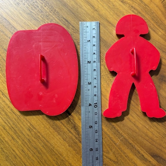 Vintage red Tupperware special occasion cookie cutter set - Picture 8 of 8